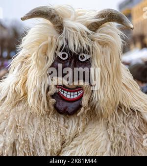 MOHACS, UNGHERIA - 26 FEBBRAIO: Persone non identificate in maschera partecipanti al Mohacsi Busojaras, è un carnevale per i saluti di primavera) 26 febbraio, Foto Stock