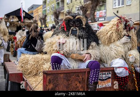 MOHACS, UNGHERIA - 26 FEBBRAIO: Persone non identificate in maschera partecipanti al Mohacsi Busojaras, è un carnevale per i saluti di primavera) 26 febbraio, Foto Stock