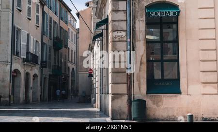 Camminando nelle strade di Nimes in primavera. Francia meridionale. Foto Stock