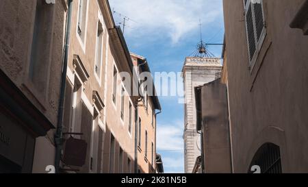 Camminando nelle strade di Nimes in primavera. Francia meridionale. Foto Stock