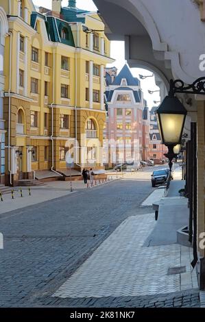 Nuovo e colorato Vozdvizhenka distretto a Kiev, Ucraina Foto Stock