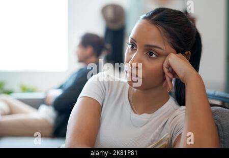 Ho bisogno di un po' di tempo per pensare: Una giovane coppia che ha un argomento a casa. Foto Stock