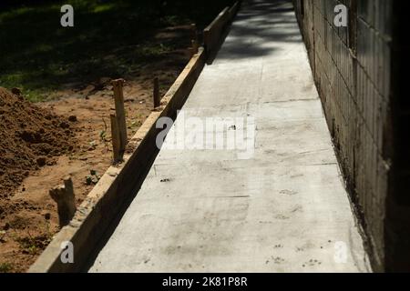 Cassaforma in cantiere. Cemento versato. Dettagli di costruzione. Versato calcestruzzo in telaio di legno. Foto Stock