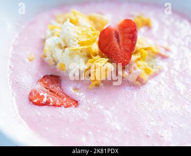 Zuppa di frutta con formaggio casolare alle fragole e corn flakes Foto Stock