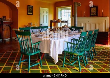 Un tavolo con stoviglie antiche. Architettura coloniale interna e arredamento della sala da pranzo dell'ufficiale. Fort York è un sito storico nazionale di Foto Stock