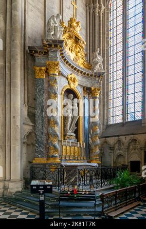 Amiens, Francia - 12 settembre, 2022: Altare dorato ornato in una delle cappelle laterali della storica Cattedrale di Amiens Foto Stock