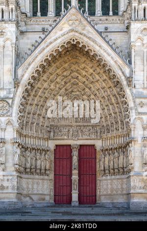 Amiens, Francia - 12 settembre, 2022: Vista ravvicinata della porta principale del Portale Ovest della Cattedrale di Amiens Foto Stock