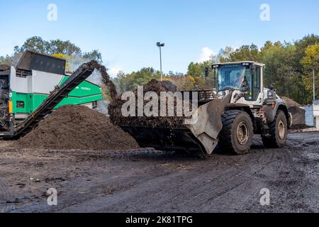 Impianto di compostaggio, biowaste è compostato, ordinato per taglia, parti più piccole sono riutilizzate come compostaggio, parti più grossolane sono bruciate in una pianta di potere di biomassa e co Foto Stock