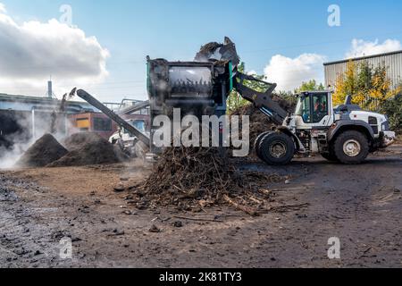 Impianto di compostaggio, biowaste è compostato, ordinato per taglia, parti più piccole sono riutilizzate come compostaggio, parti più grossolane sono bruciate in una pianta di potere di biomassa e co Foto Stock