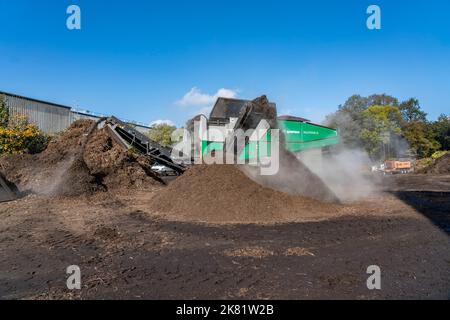 Impianto di compostaggio, biowaste è compostato, ordinato per taglia, parti più piccole sono riutilizzate come compostaggio, parti più grossolane sono bruciate in una pianta di potere di biomassa e co Foto Stock