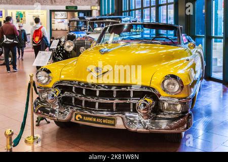 Istanbul, Turchia, 23 marzo 2019: Auto classiche nel Museo industriale Rahmi M. Koc. Il museo Koc ha una delle più grandi collezioni di auto in Turchia Foto Stock
