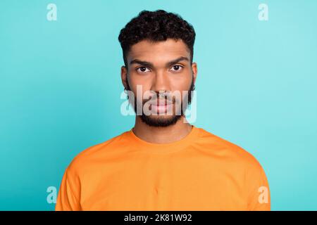 Primo piano foto di uomo serio calmo viso indossare abiti di qualità alla moda isolato su sfondo di colore ciano acquamarina Foto Stock