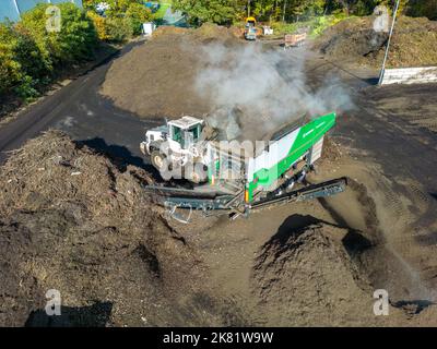 Impianto di compostaggio, biowaste è compostato, ordinato per taglia, parti più piccole sono riutilizzate come compostaggio, parti più grossolane sono bruciate in una pianta di potere di biomassa e co Foto Stock