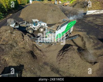 Impianto di compostaggio, biowaste è compostato, ordinato per taglia, parti più piccole sono riutilizzate come compostaggio, parti più grossolane sono bruciate in una pianta di potere di biomassa e co Foto Stock