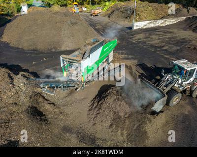 Impianto di compostaggio, biowaste è compostato, ordinato per taglia, parti più piccole sono riutilizzate come compostaggio, parti più grossolane sono bruciate in una pianta di potere di biomassa e co Foto Stock