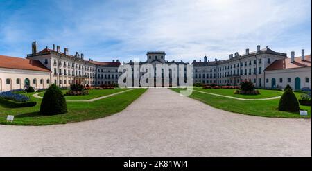 Fertod, Ungheria - 7 ottobre, 2022: Vista panoramica del Palazzo Esterhazy o della Versailles ungherese a Fertod Foto Stock