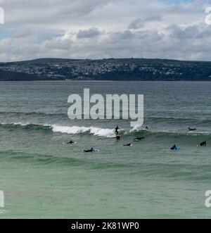 Gwitian, Regno Unito - 4 settembre, 2022: surfisti che godono di buone onde a Gwitian Beach a St. Ives Bay Foto Stock