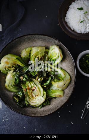 Asian Bok Choy mescolare fy con aglio e semi di sesamo, fuoco selettivo Foto Stock