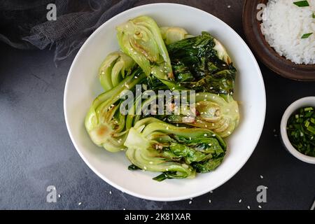 Asian Bok Choy mescolare fy con aglio e semi di sesamo, fuoco selettivo Foto Stock