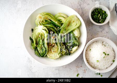 Asian Bok Choy mescolare fy con aglio e semi di sesamo, fuoco selettivo Foto Stock