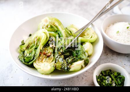 Asian Bok Choy mescolare fy con aglio e semi di sesamo, fuoco selettivo Foto Stock