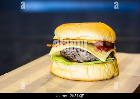 Sandwich di hamburger in un caffè locale a Ozamiz City, Filippine Foto Stock