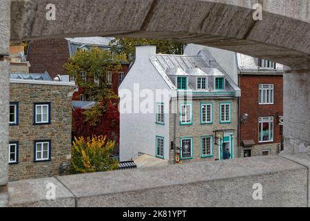 QUEBEC, CANADA, 8 ottobre 2022 : Case della città di Quebec visto attraverso i bastioni. I bastioni risalgono al 17th ° secolo, con i bastioni havin Foto Stock