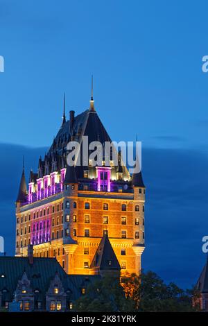 QUEBEC, CANADA, 8 ottobre 2022 : Château Frontenac all'ora blu. Si tratta di un edificio storico progettato da Bruce Price e ora un hotel di lusso. Foto Stock