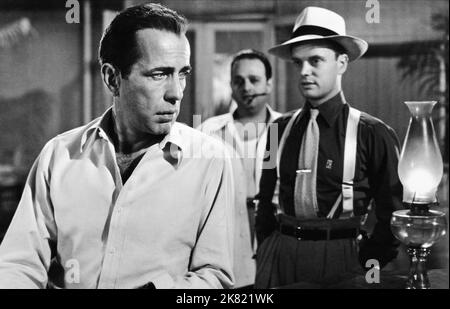 Humphrey Bogart, Dan Seymour & Harry Lewis Film: Key Largo (USA 1948) personaggi: Frank McCloud, Angel Garcia, Edward 'Toots' Bass Titel Auch: 'Hafen Des Lasters', 'Gangster von Key Largo' regista: John Huston 15 luglio 1948 **AVVERTENZA** questa fotografia è solo per uso editoriale ed è copyright di WARNER BROS. E/o del fotografo assegnato dalla Film o dalla Production Company e può essere riprodotta solo da pubblicazioni in concomitanza con la promozione del film di cui sopra. È richiesto un credito obbligatorio a WARNER BROS.. Il fotografo deve essere accreditato anche quando è noto. Nessun uso commerciale Foto Stock