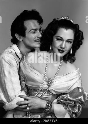 Douglas Fairbanks Jr. & Maria Montez Film: The Exile (USA 1947) personaggi: Charles II Stuart, Direttore contessa: Max Ophüls 17 ottobre 1947 **AVVERTENZA** questa fotografia è solo per uso editoriale ed è copyright di IMMAGINI UNIVERSALI e/o del fotografo assegnato dalla Società di produzione e può essere riprodotta solo da pubblicazioni in concomitanza con la promozione del film di cui sopra. È richiesto un credito obbligatorio per LE FOTO UNIVERSALI. Il fotografo deve essere accreditato anche quando è noto. Nessun uso commerciale può essere concesso senza autorizzazione scritta da parte della Film Company. Foto Stock