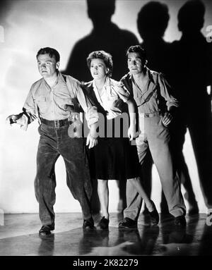 James Cagney, Annabella & Richard Conte Film: 13 Rue Madeleine (1943) personaggi: Robert Emmettt 'Bob' Sharkey, Suzanne de Beaumont, Bill o'Connell regista: Henry Hathaway 15 gennaio 1947 **AVVERTENZA** questa fotografia è solo per uso editoriale ed è copyright di 20 CENTURY FOX e/o del fotografo assegnato dalla Film o dalla Production Company e può essere riprodotta solo da pubblicazioni in concomitanza con la promozione del film di cui sopra. È richiesto un credito obbligatorio a 20 CENTURY FOX. Il fotografo deve essere accreditato anche quando è noto. Nessun uso commerciale può essere concesso senza una lettera A. Foto Stock