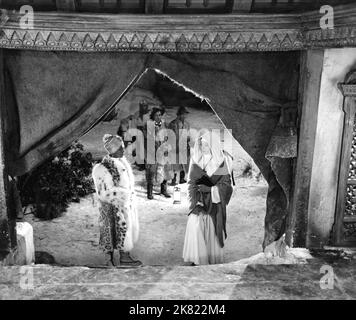 Ley on, David Farrar & Deborah Kerr Film: Black Narcissus (USA 1947) personaggi: Phuba, Servant di Dean, MR. Dean & Suor Clodagh Regie: Michael Powell & Emeric Pressburger, / Literaturverfilmung (basato sul libro di Rumer Godden) regista: Michael Powell, e Pressburger 26 maggio 1947 **AVVERTENZA** questa fotografia è solo per uso editoriale ed è copyright di IMMAGINI UNIVERSALI e/o del fotografo assegnato dalla Film o dalla Production Company e può essere riprodotta solo da pubblicazioni in concomitanza con la promozione del film di cui sopra. È richiesto un credito obbligatorio per LE FOTO UNIVERSALI. Foto Stock