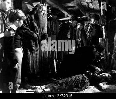 John Howard Davies, Alec Guinness & Robert Newton Film: Oliver Twist (UK 1948) personaggi: Oliver Twist,Fagin & Bill Sikes / Literaturverfilmung (basato sul libro di Charles Dickens) regista: David Lean 28 giugno 1948 **AVVERTENZA** questa fotografia è solo per uso editoriale ed è copyright di CINEGUILD e/o del fotografo assegnato dalla Film o dalla Production Company e può essere riprodotta solo da pubblicazioni in concomitanza con la promozione del film di cui sopra. È richiesto un credito obbligatorio a CINEGUILD. Il fotografo deve essere accreditato anche quando è noto. Non può essere concesso alcun uso commerciale Foto Stock