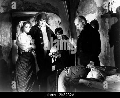 Sullivan & John Howard Davies Film: Oliver Twist (UK 1948) personaggi: Bumble & Oliver Twist / Literaturverfilmung (basato sul libro di Charles Dickens) regista: David Lean 28 giugno 1948 **AVVERTENZA** questa fotografia è solo per uso editoriale ed è copyright di CINEGUILD e/o del fotografo assegnato dalla Film o dalla Production Company e può essere riprodotta solo da pubblicazioni in concomitanza con la promozione del film di cui sopra. È richiesto un credito obbligatorio a CINEGUILD. Il fotografo deve essere accreditato anche quando è noto. Nessun uso commerciale può essere concesso senza writ Foto Stock