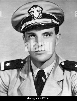 Robert Stack Film: Eagle Squadron (1940) personaggi: Chuck S. Arthur Lubin 16 giugno 1942 **AVVERTENZA** questa fotografia è solo per uso editoriale ed è copyright di UNIVERSAL e/o del fotografo assegnato dalla Film o dalla Production Company e può essere riprodotta solo da pubblicazioni in concomitanza con la promozione del film di cui sopra. È richiesto un credito obbligatorio a UNIVERSAL. Il fotografo deve essere accreditato anche quando è noto. Nessun uso commerciale può essere concesso senza autorizzazione scritta da parte della Film Company. Foto Stock