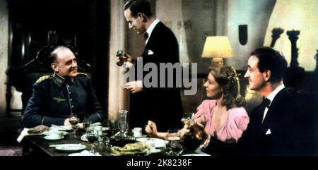 Leslie Howard, Rosalyn Boulter & David Niven Film: Il primo dei pochi (1941) personaggi: R.J. Mitchell, Mabel Lovesay e Geoffrey Crisp regista: Leslie Howard 14 settembre 1942 **AVVERTENZA** questa fotografia è solo per uso editoriale ed è copyright delle IMMAGINI DELL'AVIAZIONE BRITANNICA e/o del fotografo assegnato dalla Film o Production Company e può essere riprodotta solo da pubblicazioni in concomitanza con la promozione del film di cui sopra. È richiesto un credito obbligatorio per LE IMMAGINI DELL'AVIAZIONE BRITANNICA. Il fotografo deve essere accreditato anche quando è noto. Nessun uso commerciale può essere concesso senza Foto Stock