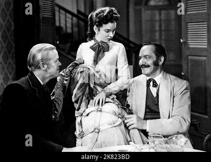 DaN Duryea, Ann Blyth & Fredric March Film: Un'altra parte della foresta (USA 1948) personaggi: Oscar Hubbard,Regina Hubbard & Marcus Hubbard / Literaturverfilmung (basato sul gioco di Lillian Hellman) regista: Michael Gordon 18 maggio 1948 **AVVERTENZA** questa fotografia è solo per uso editoriale ed è copyright di IMMAGINI UNIVERSALI e/o del fotografo assegnato dalla Film o dalla Production Company e può essere riprodotta solo da pubblicazioni in concomitanza con la promozione del film di cui sopra. È richiesto un credito obbligatorio per LE FOTO UNIVERSALI. Il fotografo dovrebbe essere accreditato anche quando Foto Stock