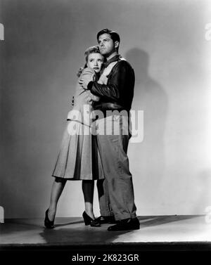 Priscilla Lane & Robert Cummings Film: Saboteur (1944) personaggi: Patricia 'Pat' Martin & Barry Kane regista: Alfred Hitchcock 22 aprile 1942 **AVVERTENZA** questa fotografia è solo per uso editoriale ed è copyright di UNIVERSAL e/o del fotografo assegnato dalla Film o dalla Production Company e può essere riprodotta solo da pubblicazioni in concomitanza con la promozione del film di cui sopra. È richiesto un credito obbligatorio a UNIVERSAL. Il fotografo deve essere accreditato anche quando è noto. Nessun uso commerciale può essere concesso senza autorizzazione scritta da parte della Film Company. Foto Stock