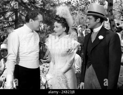 George Sanders, Jeanne Crain & Richard Greene Film: The Fan (1940) personaggi: Lord Robert Darlington,Lady Margaret 'Meg' Windermere & Lord Arthur Windermere regista: Otto Preminger 01 aprile 1949 **AVVERTENZA** questa fotografia è solo per uso editoriale ed è copyright di 20th CENTURY FOX e/o del fotografo assegnato dalla Film o dalla Società di produzione e può essere riprodotta solo da pubblicazioni in concomitanza con la promozione del film di cui sopra. È richiesto un credito obbligatorio a 20th CENTURY FOX. Il fotografo deve essere accreditato anche quando è noto. Non può essere concesso alcun uso commerciale con Foto Stock