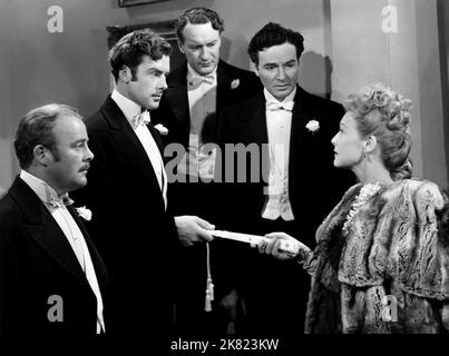 Hugh Dempster, Richard Greene, George Sanders, John Sutton & Jeanne Crain Film: The Fan (1949) personaggi: Lord Augustus Lorton,Lord Arthur Windermere,Lord Robert Darlington,Cecil Graham & Lady Margaret 'Meg' Windermere regista: Otto Preminger 01 aprile 1949 **AVVERTENZA** questa fotografia è solo per uso editoriale ed è copyright di 20th CENTURY FOX e/o del fotografo assegnato dalla Film o dalla Società di produzione e può essere riprodotta solo da pubblicazioni in concomitanza con la promozione del film di cui sopra. È richiesto un credito obbligatorio a 20th CENTURY FOX. Il fotografo dovrebbe anche Foto Stock