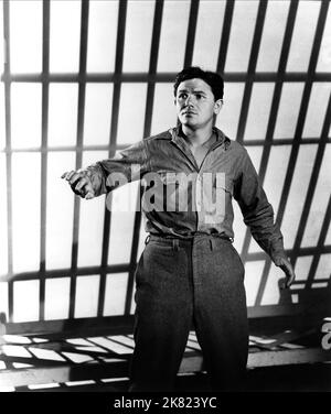 John Garfield Film: Castello sull'Hudson; anni senza giorni (1947) personaggi: Tommy Gordon regista: Anatole Litvak 17 febbraio 1940 **AVVERTENZA** questa fotografia è solo per uso editoriale ed è copyright di WARNER BROS e/o del fotografo assegnato dalla Film o dalla Production Company e può essere riprodotta solo da pubblicazioni in concomitanza con la promozione del film di cui sopra. È richiesto un credito obbligatorio a WARNER BROS. Il fotografo deve essere accreditato anche quando è noto. Nessun uso commerciale può essere concesso senza autorizzazione scritta da parte della Film Company. Foto Stock