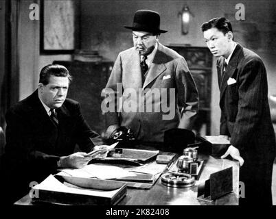 CY Kendall, Sidney Toler & Benson Fong Film: Charlie Chan nel gatto cinese (1941) personaggi: George Webster Diacon, Charlie Chan, Tommy Chan, #3 Son regista: Phil Rosen 20 maggio 1944 **AVVERTENZA** questa fotografia è solo per uso editoriale ed è copyright di IMMAGINI MONOGRAMATE e/o del fotografo assegnato dalla Film o dalla Production Company e può essere riprodotta solo da pubblicazioni in concomitanza con la promozione del film di cui sopra. È richiesto un credito obbligatorio per LE FOTO MONOGRAMMA. Il fotografo deve essere accreditato anche quando è noto. Nessun uso commerciale può essere concesso senza scrittura Foto Stock