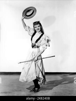 Judy Garland Film Meet me in St. Louis (USA 1944) personaggi: Esther Smith regista: Vincente Minnelli 22 novembre 1944 **ATTENZIONE** questa fotografia è ad uso esclusivamente editoriale ed è copyright della MGM e/o del fotografo assegnato dalla Film o Production Company e può essere riprodotta solo da pubblicazioni in concomitanza con la promozione del suddetto Film. È richiesto un credito obbligatorio a MGM. Il fotografo deve essere accreditato anche se conosciuto. Nessun uso commerciale può essere concesso senza l'autorizzazione scritta di The Film Company. Foto Stock
