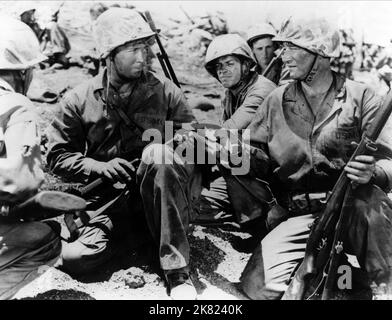 Arthur Franz & John Wayne Film: Sands of Iwo Jima (USA 1949) personaggi: CPL. Robert Dunne / Narrator, Sgt. Stryker regista: Allan Dwan 14 dicembre 1949 **AVVERTENZA** questa fotografia è solo per uso editoriale ed è copyright delle IMMAGINI DELLA REPUBBLICA e/o del fotografo assegnato dalla Film o dalla Società di produzione e può essere riprodotta solo da pubblicazioni in concomitanza con la promozione del film di cui sopra. È richiesto un credito OBBLIGATORIO PER LE FOTO DELLA REPUBBLICA. Il fotografo deve essere accreditato anche quando è noto. Nessun uso commerciale può essere concesso senza autorizzazione scritta da parte del Fi Foto Stock