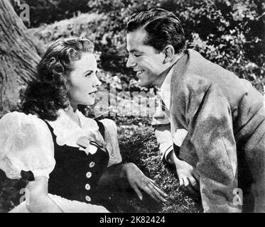 Jeanne Crain & Dana Andrews Film: Fiera di Stato (1940) regista: Walter Lang 29 agosto 1945 **AVVERTENZA** questa fotografia è solo per uso editoriale ed è copyright di 20th CENTURY FOX e/o del fotografo assegnato dalla Film o dalla Società di produzione e può essere riprodotta solo da pubblicazioni in concomitanza con la promozione del film di cui sopra. È richiesto un credito obbligatorio a 20th CENTURY FOX. Il fotografo deve essere accreditato anche quando è noto. Nessun uso commerciale può essere concesso senza autorizzazione scritta da parte della Film Company. Foto Stock