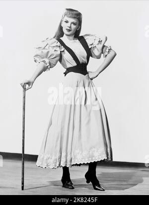 Judy Garland Film Meet me in St. Louis (USA 1944) personaggi: Esther Smith regista: Vincente Minnelli 22 novembre 1944 **ATTENZIONE** questa fotografia è ad uso esclusivamente editoriale ed è copyright della MGM e/o del fotografo assegnato dalla Film o Production Company e può essere riprodotta solo da pubblicazioni in concomitanza con la promozione del suddetto Film. È richiesto un credito obbligatorio a MGM. Il fotografo deve essere accreditato anche se conosciuto. Nessun uso commerciale può essere concesso senza l'autorizzazione scritta di The Film Company. Foto Stock