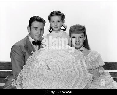 Tom Drake, Margaret o'Brien & Judy Garland Film: Meet Me in St. Louis (USA 1944) personaggi: John Truett, 'Tootie' Smith, Esther Smith regista: Vincente Minnelli 22 novembre 1944 **AVVERTENZA** questa fotografia è esclusivamente per uso editoriale ed è copyright di MGM e/o del fotografo assegnato dalla Società di produzione e può essere riprodotta solo da pubblicazioni in concomitanza con la promozione del film sopra citato. È richiesto un credito obbligatorio a MGM. Il fotografo deve essere accreditato anche quando è noto. Nessun uso commerciale può essere concesso senza autorizzazione scritta da parte della Film Company Foto Stock
