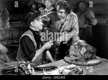 Wallace Beery & J. Carrol Naish Film: Bad Bascomb (1943) personaggi: Zeb Bascomb, Bart Yancy regista: Sylvan Simon 22 maggio 1946 **AVVERTENZA** questa fotografia è solo per uso editoriale ed è copyright di MGM e/o del fotografo assegnato dalla Film o dalla Production Company e può essere riprodotta solo da pubblicazioni in concomitanza con la promozione del film di cui sopra. È richiesto un credito obbligatorio a MGM. Il fotografo deve essere accreditato anche quando è noto. Nessun uso commerciale può essere concesso senza autorizzazione scritta da parte della Film Company. Foto Stock