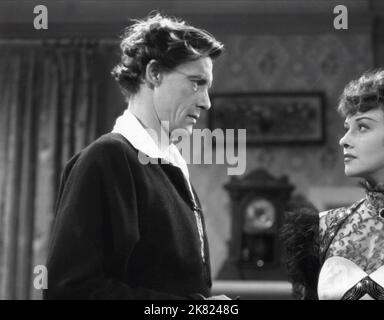 John Carradine & Margaret Lindsay Film: Alaska (USA 1944) personaggi: John Reagan, Roxie Reagan regista: George Archainbaud 18 novembre 1944 **AVVERTENZA** questa fotografia è solo per uso editoriale ed è copyright di IMMAGINI MONOGRAMATE e/o del fotografo assegnato dalla Film o dalla Production Company e può essere riprodotta solo da pubblicazioni in concomitanza con la promozione del film di cui sopra. È richiesto un credito obbligatorio per LE FOTO MONOGRAMMA. Il fotografo deve essere accreditato anche quando è noto. Nessun uso commerciale può essere concesso senza autorizzazione scritta da parte della Film Company. Foto Stock