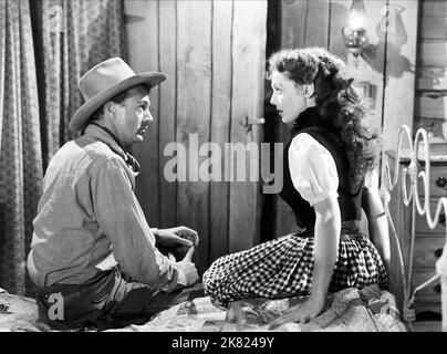 Gary Cooper & Loretta Young Film: Along Came Jones (1941) personaggi: Melody Jones, Cherry de Longpre regista: Stuart Heisler 19 luglio 1945 **AVVERTENZA** questa fotografia è solo per uso editoriale ed è copyright di RKO e/o del fotografo assegnato dalla Film o dalla Production Company e può essere riprodotta solo da pubblicazioni in concomitanza con la promozione del film di cui sopra. È richiesto un credito obbligatorio a RKO. Il fotografo deve essere accreditato anche quando è noto. Nessun uso commerciale può essere concesso senza autorizzazione scritta da parte della Film Company. Foto Stock